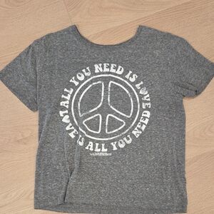 Chic Gray Short Sleeve Graphic Tee with Peace Design